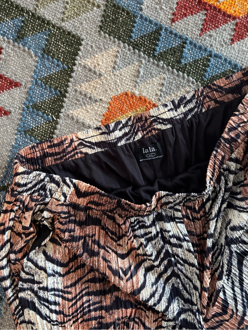 Dressed in LALA Pleated Plissé Set in Go Get ‘Em Tiger Print - Picture 11 of 12